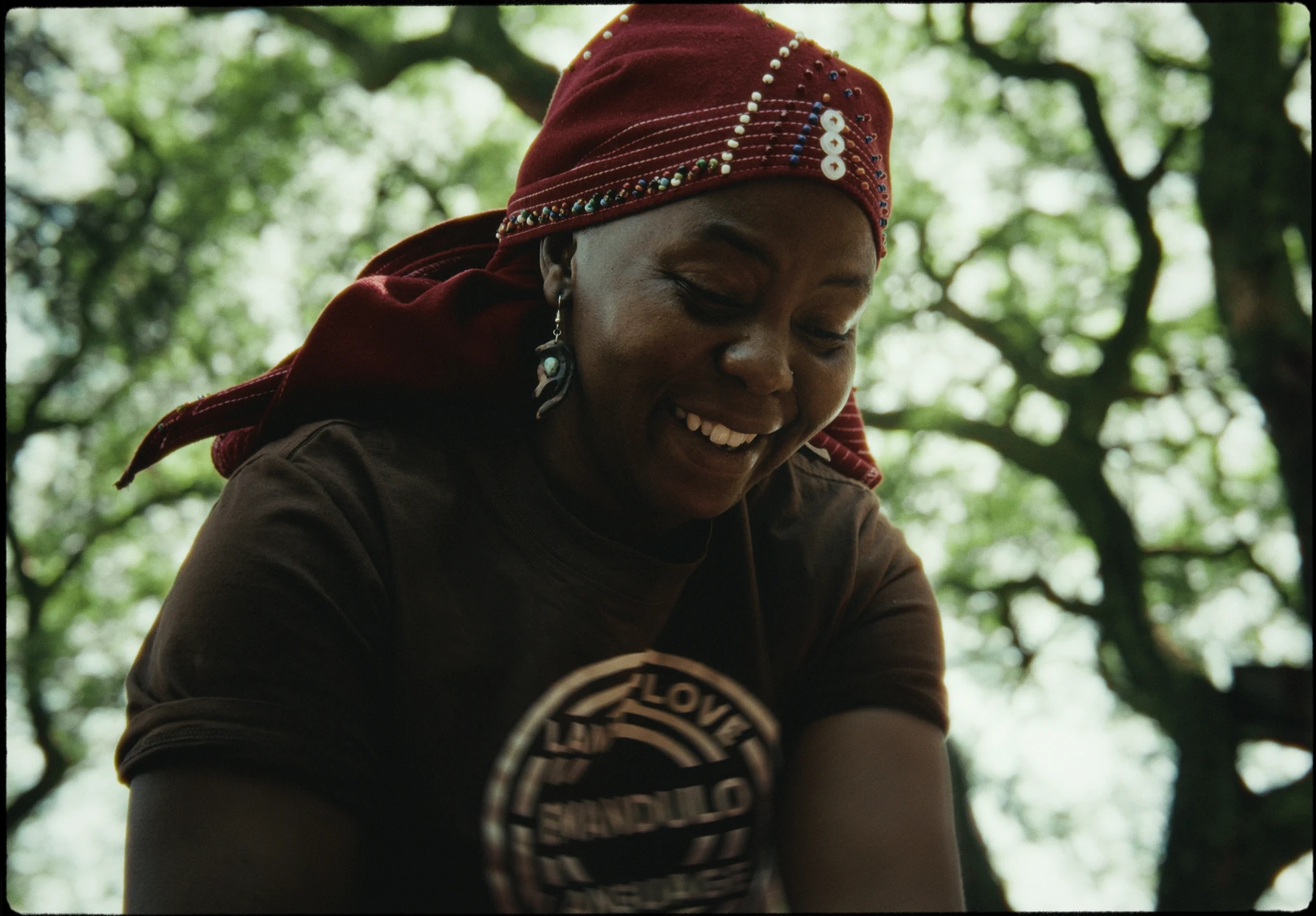 Portrait souriant d’une femme au foulard rouge.