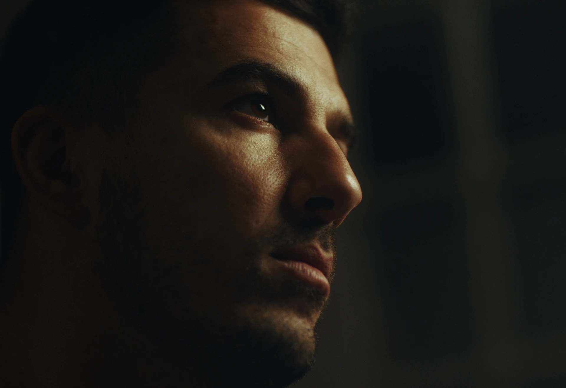 Gros plan sur le regard du protagoniste du film Danone.