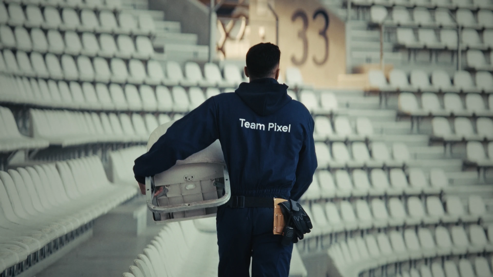 Un membre de la Team Pixel transporte un siège.