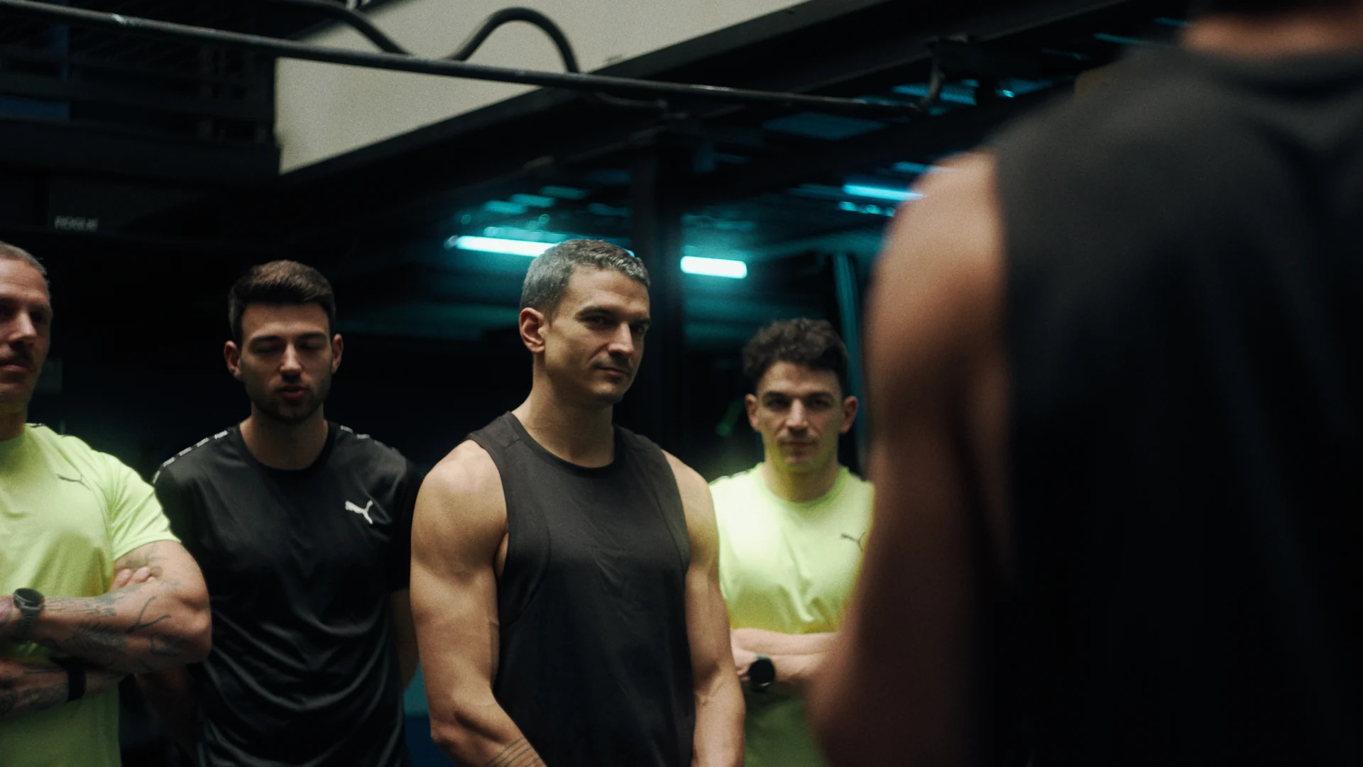 Les athlètes écoutent les consignes avant leur entraînement.
